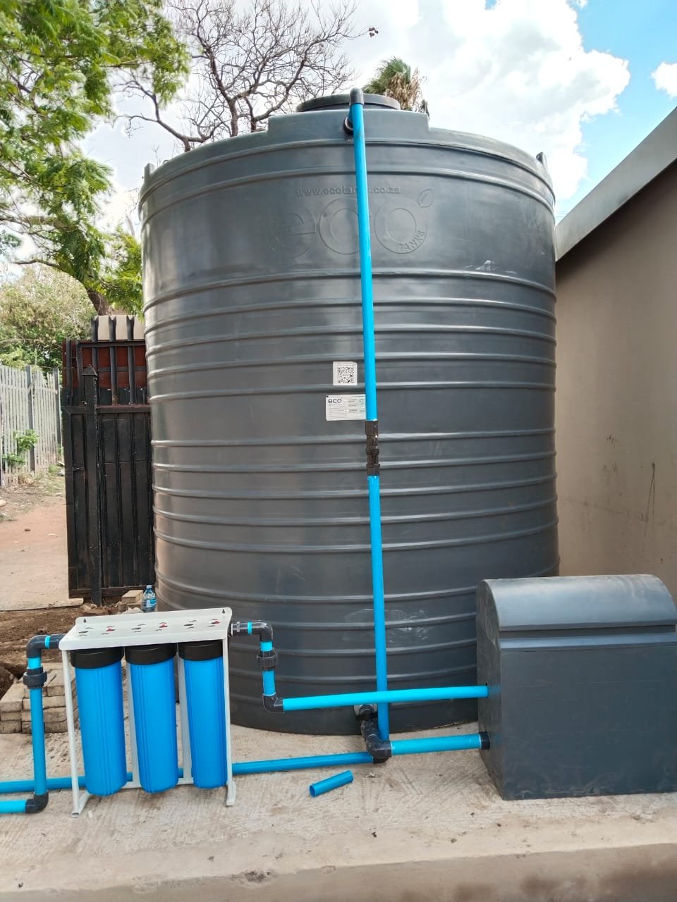 Tank and filtration installation